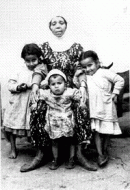 Avec ma grand-mère  photo prise en 1957 pour être envoyée à HABIBI dét